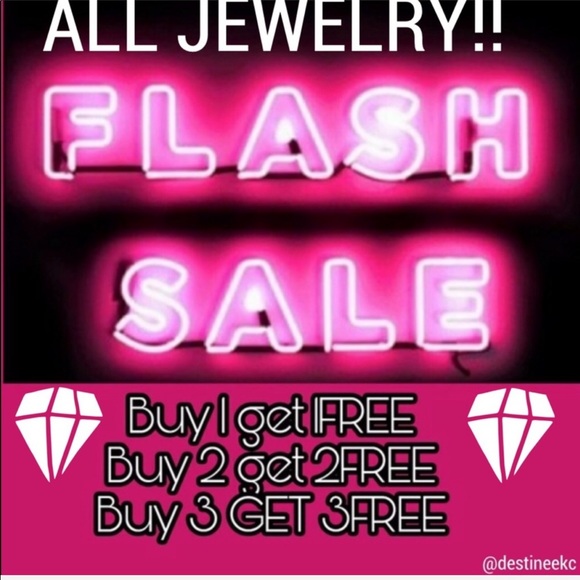 Meet your Posher, Destinee 💜🛍📦💨♉️✅💯✨🎉💋 - Picture 2 of 14